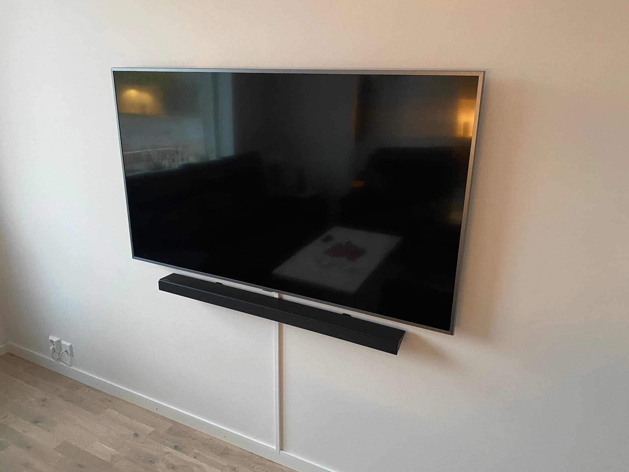 Bild på installation av TV på Vägg