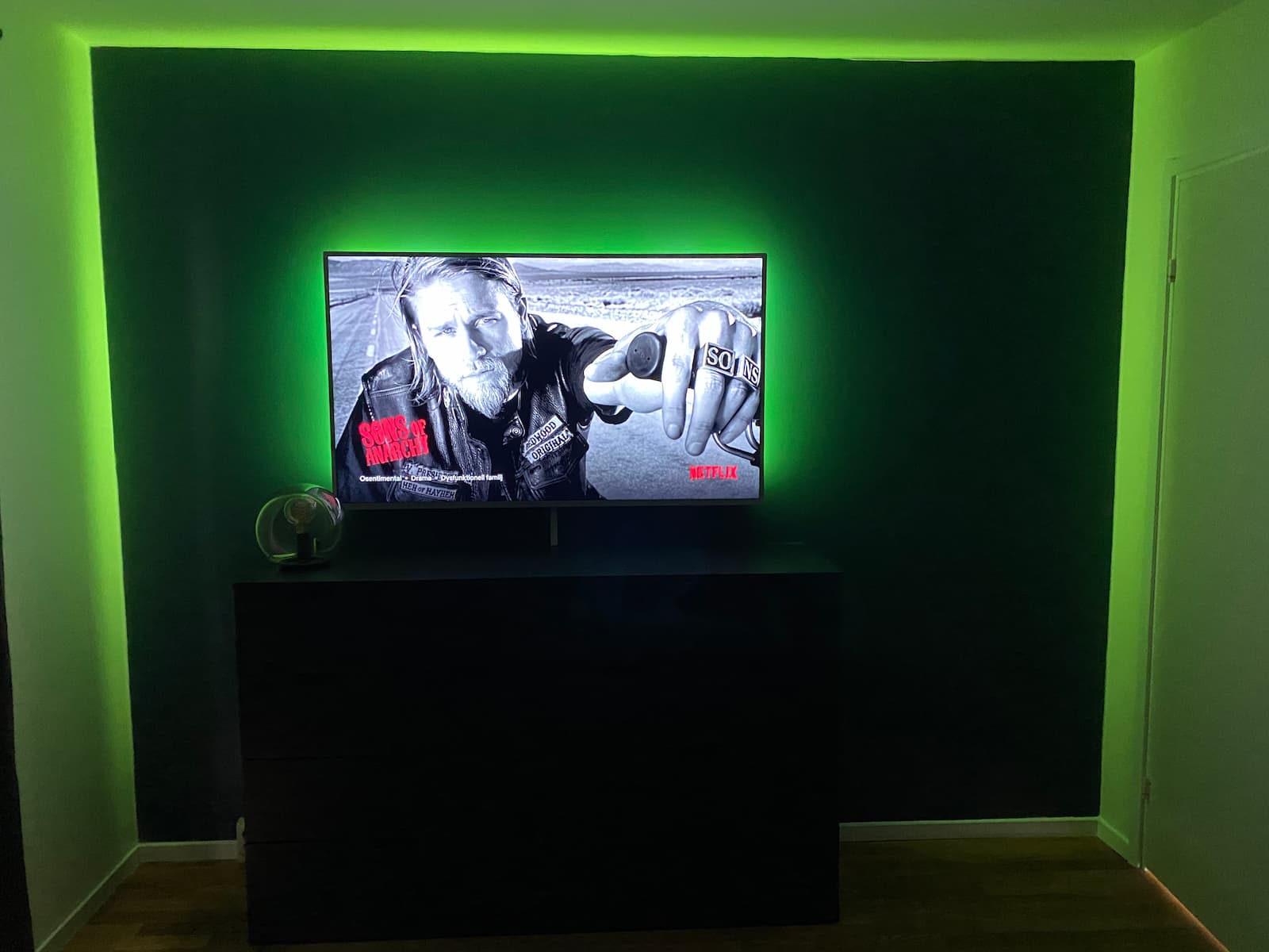 Bild på installation av TV på Vägg