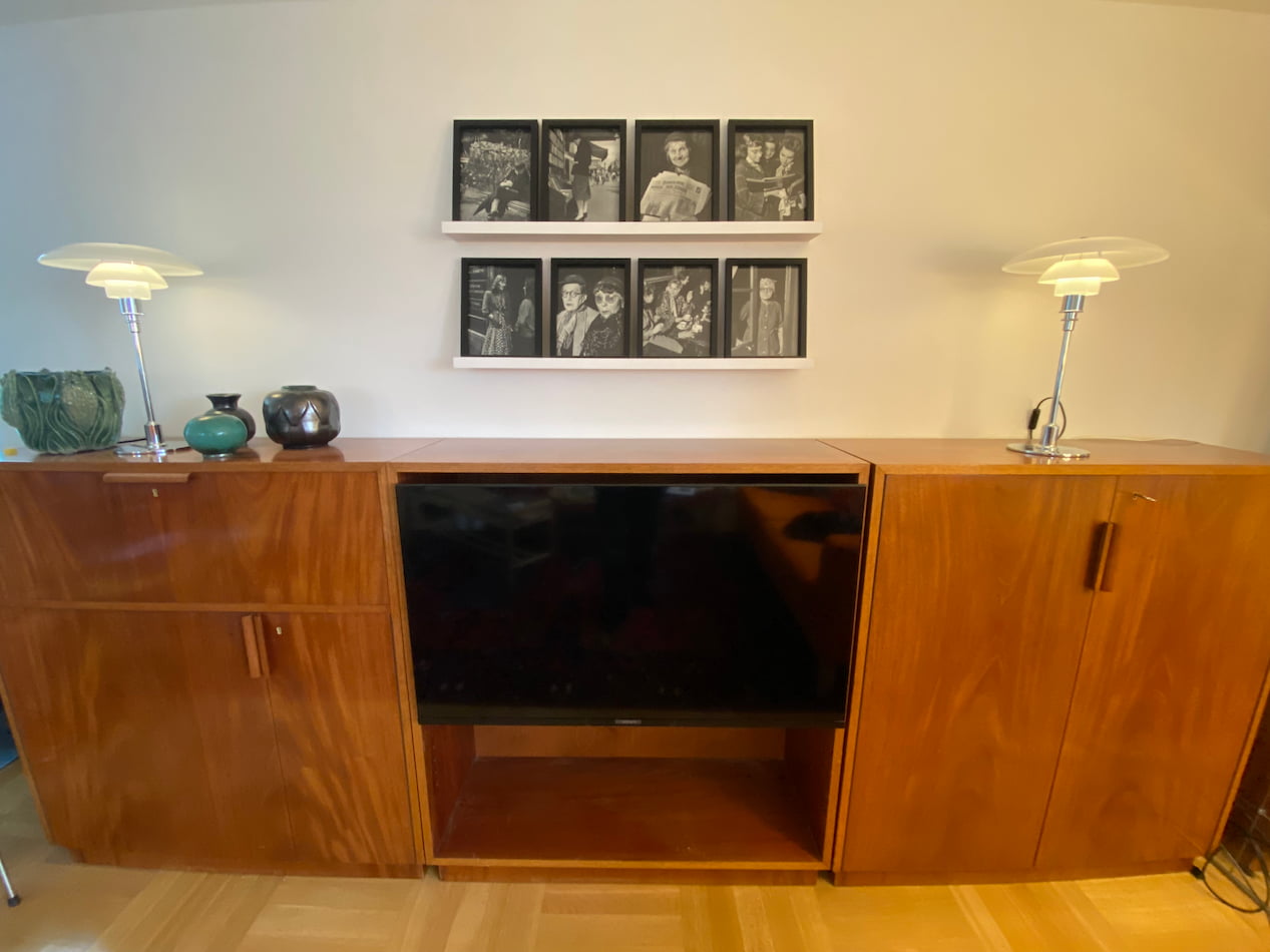 Specialinstallation av TV på vägg utanpå skåp