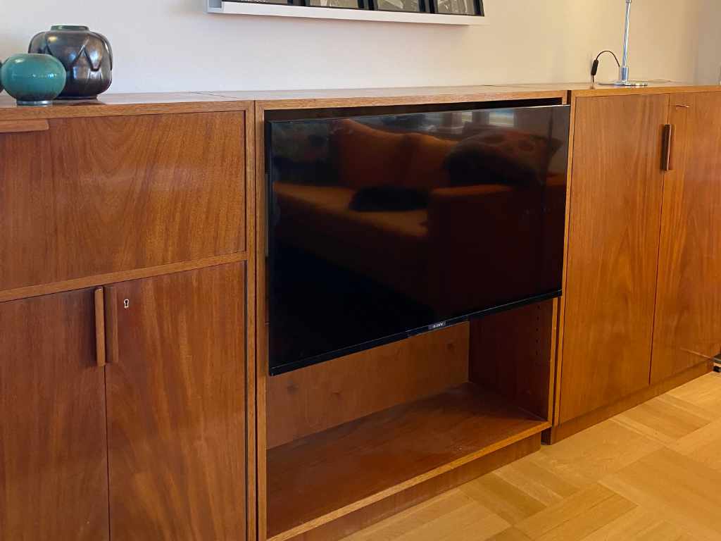 Specialinstallation av TV på vägg utanpå skåp